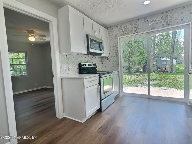 8111 HAMMOND Boulevard, Jacksonville, FL 32220