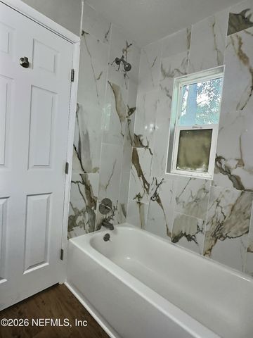 8111 HAMMOND Boulevard, Jacksonville, FL 32220