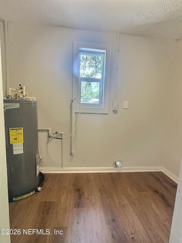 8111 HAMMOND Boulevard, Jacksonville, FL 32220