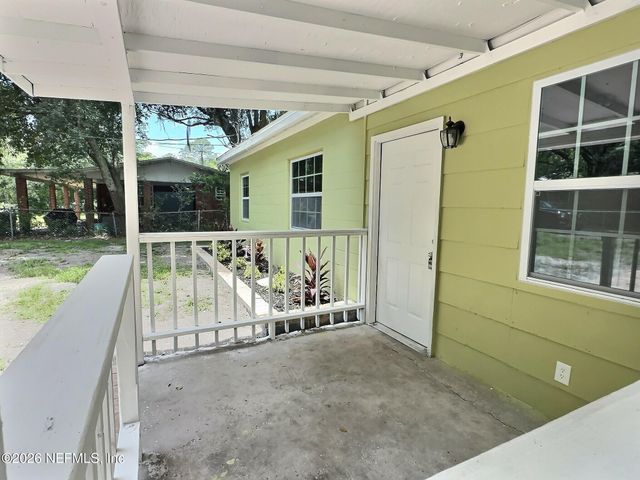 8111 HAMMOND Boulevard, Jacksonville, FL 32220