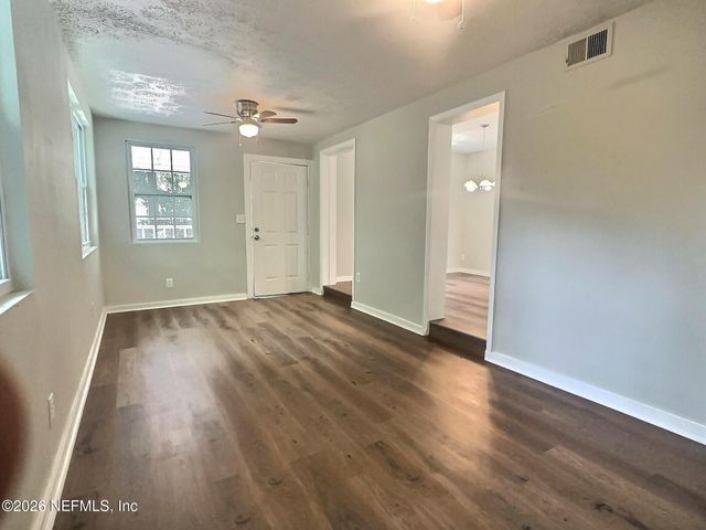 8111 HAMMOND Boulevard, Jacksonville, FL 32220