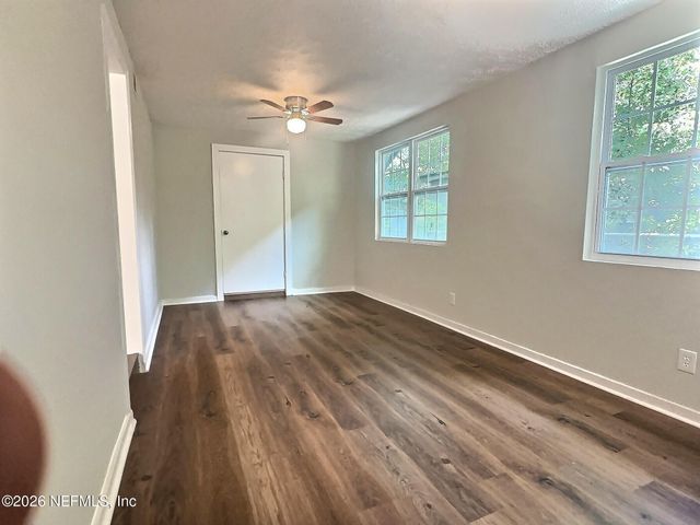 8111 HAMMOND Boulevard, Jacksonville, FL 32220