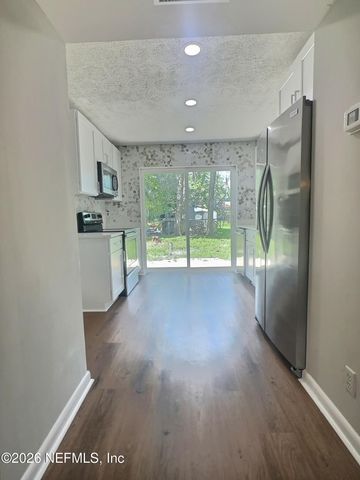 8111 HAMMOND Boulevard, Jacksonville, FL 32220