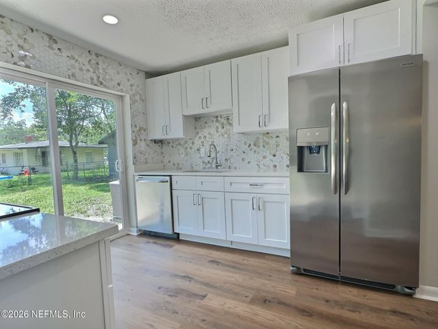 8111 HAMMOND Boulevard, Jacksonville, FL 32220