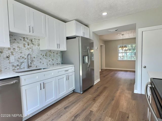 8111 HAMMOND Boulevard, Jacksonville, FL 32220