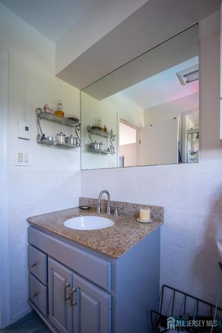 207 Grant Avenue, Middlesex, NJ 08846
