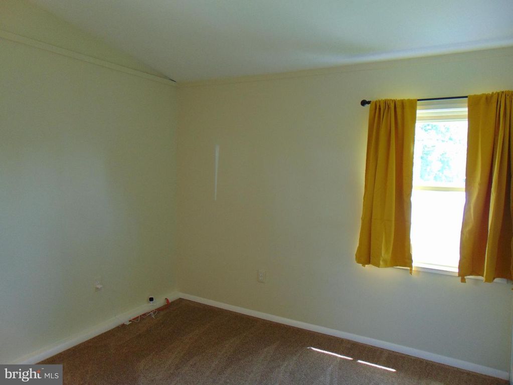 Image 10 of property listing at 909 OAK ST, Frederick, MD 21703