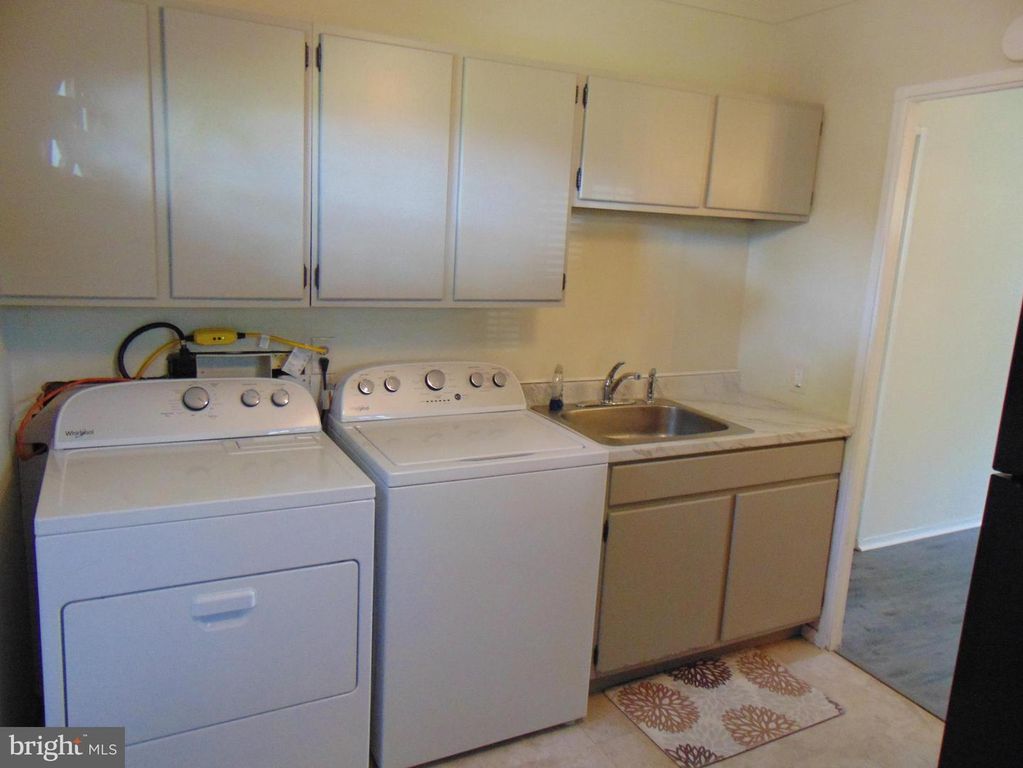 Image 16 of property listing at 909 OAK ST, Frederick, MD 21703