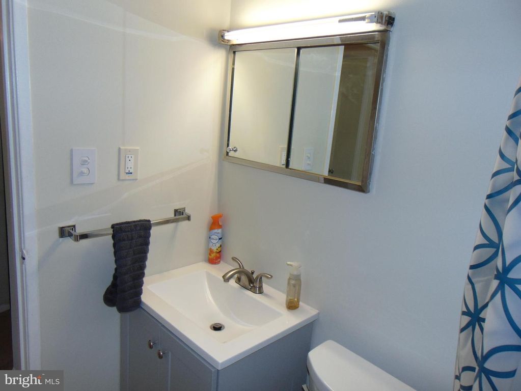 Image 18 of property listing at 909 OAK ST, Frederick, MD 21703