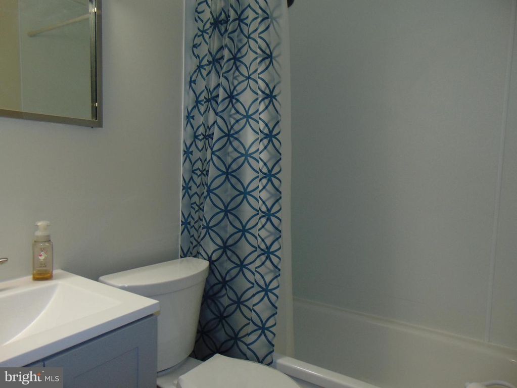 Image 19 of property listing at 909 OAK ST, Frederick, MD 21703
