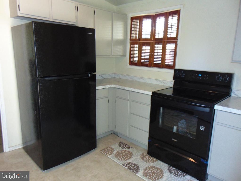 Image 2 of property listing at 909 OAK ST, Frederick, MD 21703