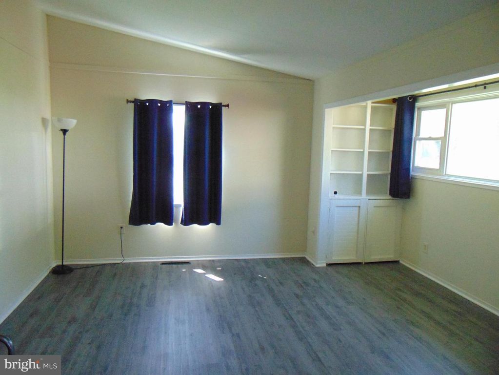 Image 20 of property listing at 909 OAK ST, Frederick, MD 21703