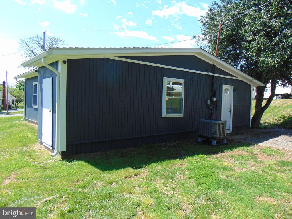 Image 27 of property listing at 909 OAK ST, Frederick, MD 21703