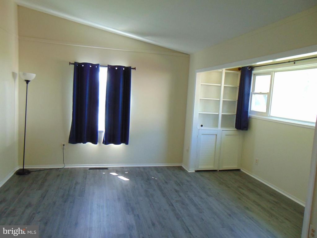 Image 3 of property listing at 909 OAK ST, Frederick, MD 21703