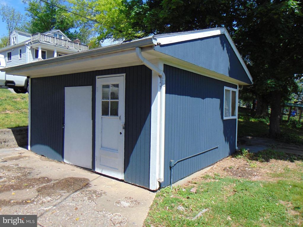 Image 31 of property listing at 909 OAK ST, Frederick, MD 21703