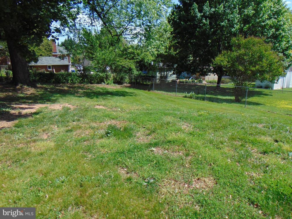 Image 32 of property listing at 909 OAK ST, Frederick, MD 21703