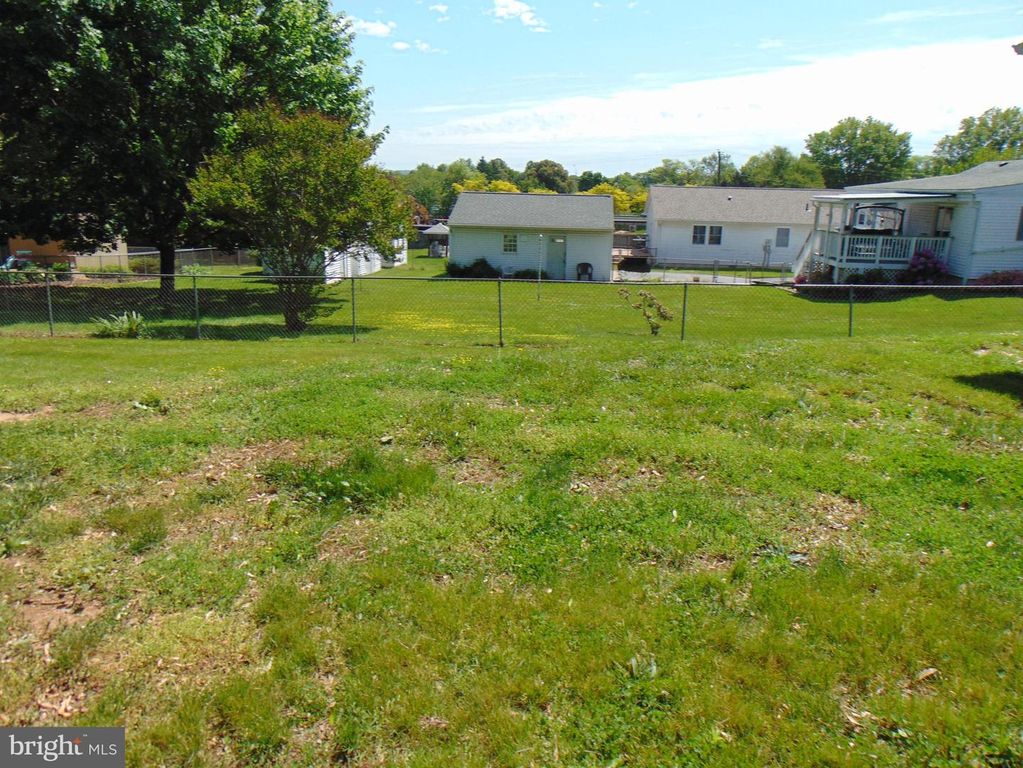 Image 33 of property listing at 909 OAK ST, Frederick, MD 21703