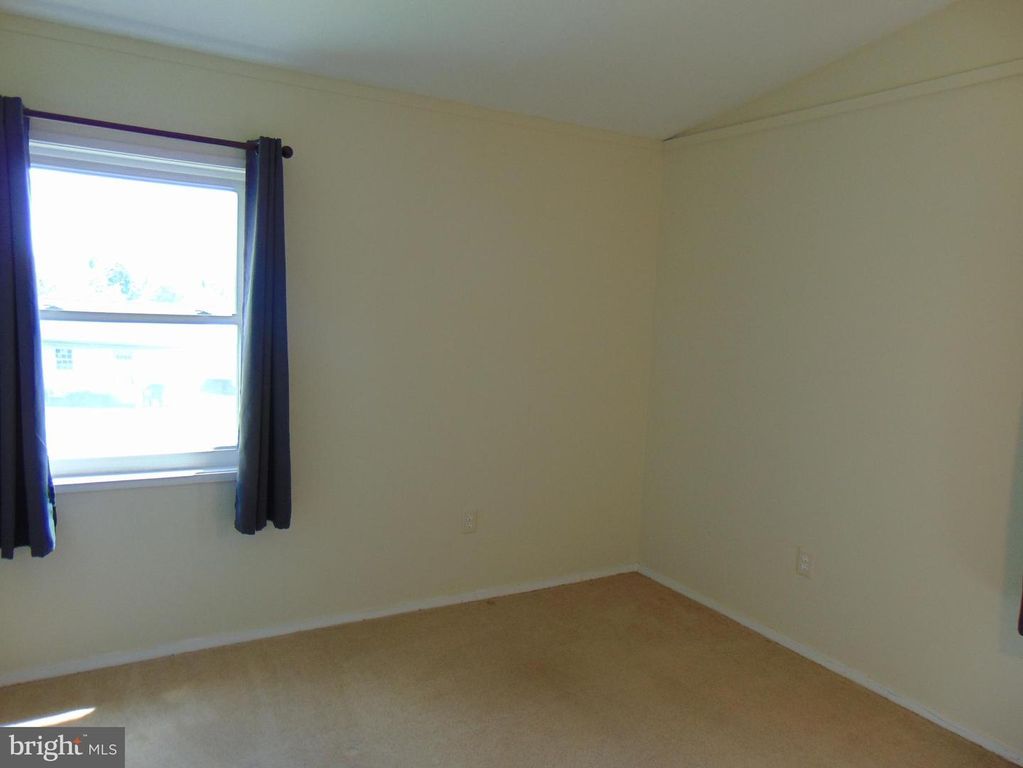 Image 6 of property listing at 909 OAK ST, Frederick, MD 21703
