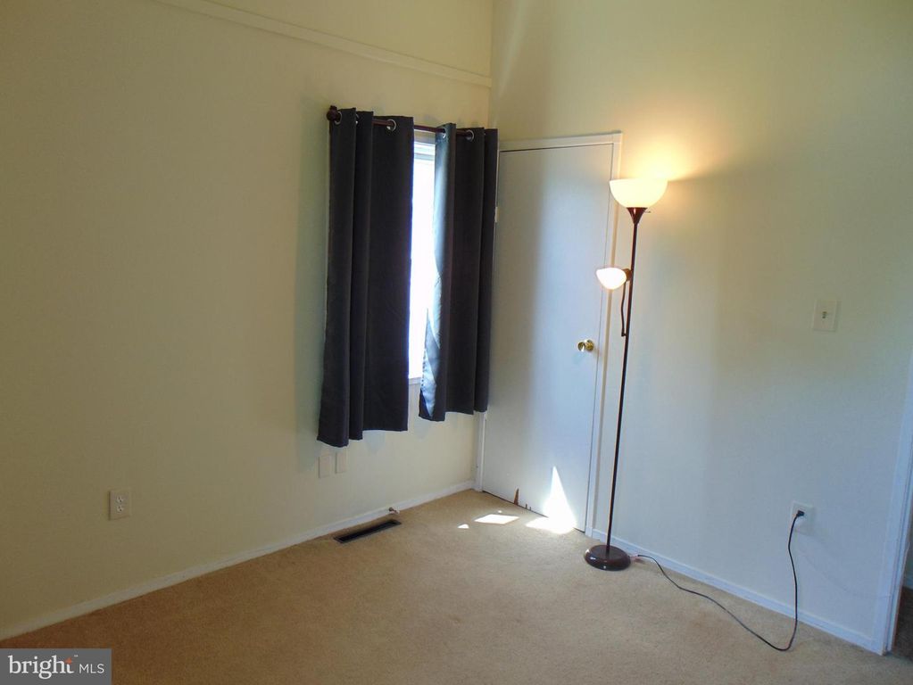Image 7 of property listing at 909 OAK ST, Frederick, MD 21703