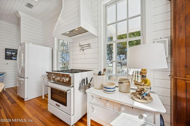 1102 LADIES Street, Fernandina Beach, FL 32034