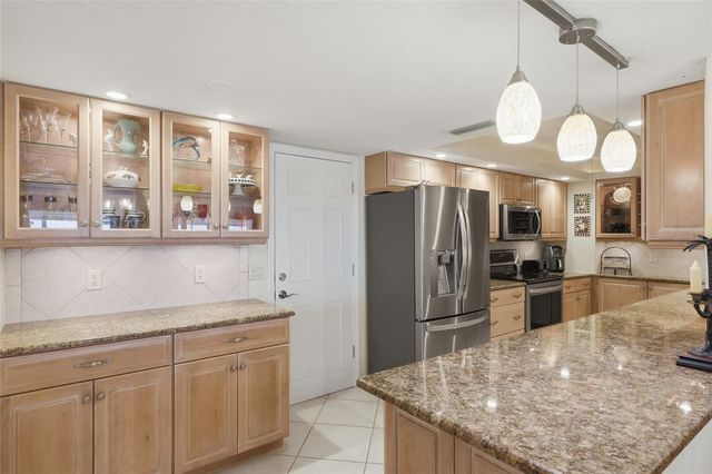 1750 BENJAMIN FRANKLIN DRIVE 9B, Sarasota, FL 34236