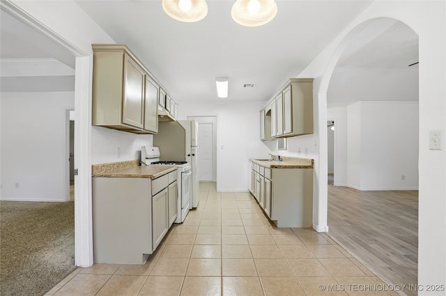 8375 Wright Place, Broken Arrow, OK 74014