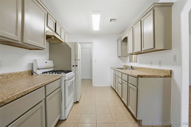 8375 Wright Place, Broken Arrow, OK 74014