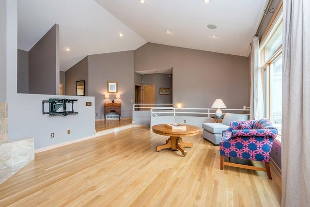 880 Vineland Court, Chanhassen, MN 55317