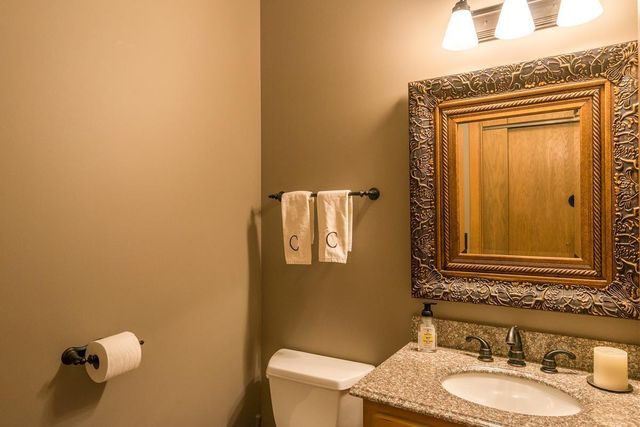 880 Vineland Court, Chanhassen, MN 55317