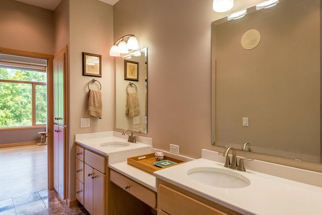 880 Vineland Court, Chanhassen, MN 55317