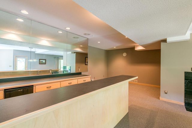 880 Vineland Court, Chanhassen, MN 55317