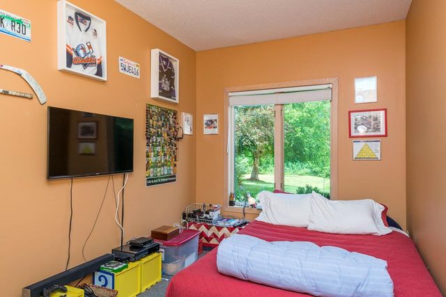 880 Vineland Court, Chanhassen, MN 55317