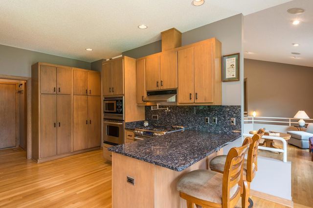 880 Vineland Court, Chanhassen, MN 55317