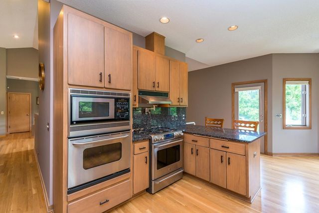 880 Vineland Court, Chanhassen, MN 55317