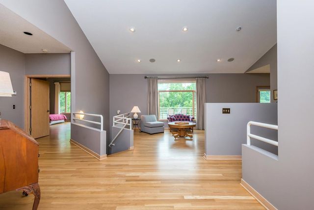 880 Vineland Court, Chanhassen, MN 55317