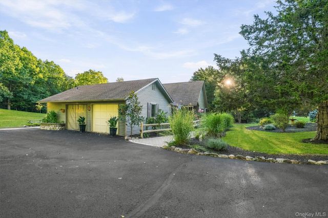 12 Whitefield Avenue, Warwick, NY 10990