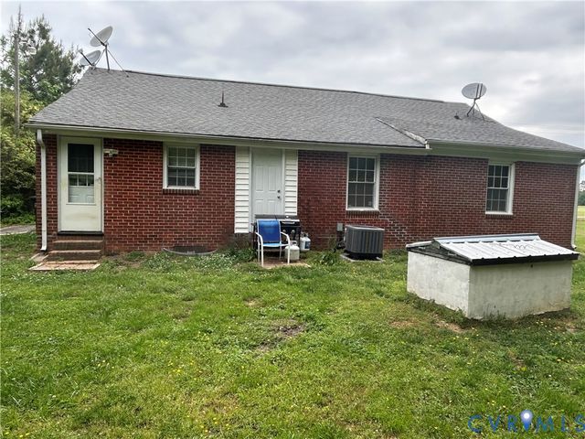 449 W Colonial Trl, Dendron, VA 23839
