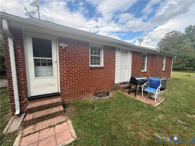 449 W Colonial Trl, Dendron, VA 23839