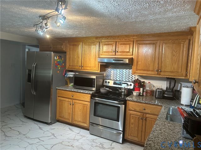 449 W Colonial Trl, Dendron, VA 23839