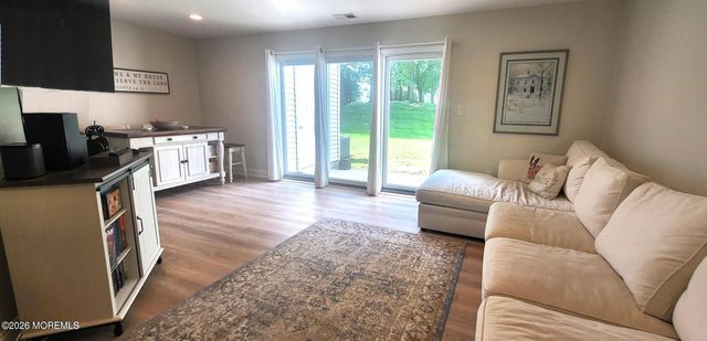 32 Redwood Drive, Eatontown, NJ 07724