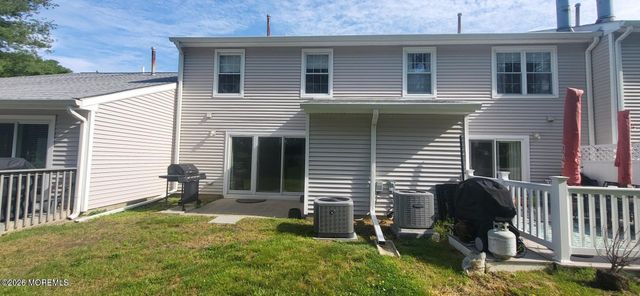 32 Redwood Drive, Eatontown, NJ 07724