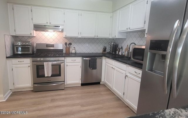 32 Redwood Drive, Eatontown, NJ 07724