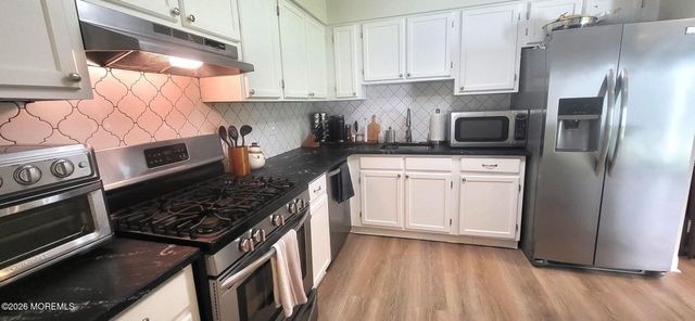 32 Redwood Drive, Eatontown, NJ 07724