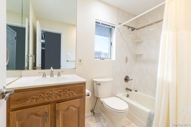 16 E Hill Drive, Smithtown, NY 11787