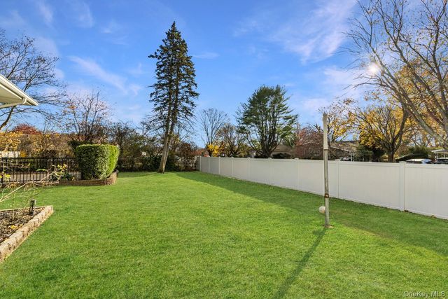 16 E Hill Drive, Smithtown, NY 11787