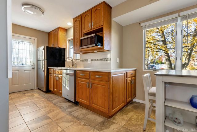 16 E Hill Drive, Smithtown, NY 11787