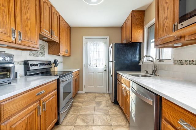 16 E Hill Drive, Smithtown, NY 11787