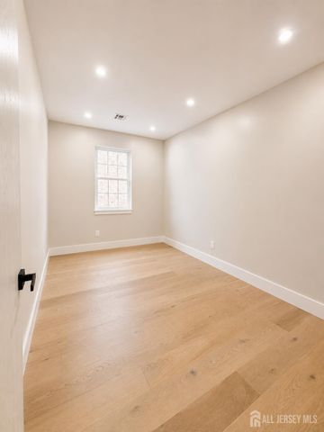 10 Charles Street, Edison, NJ 08820