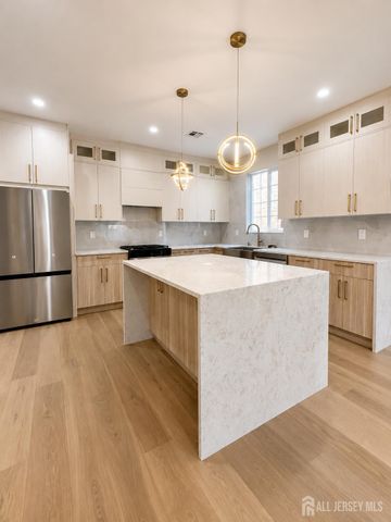 10 Charles Street, Edison, NJ 08820