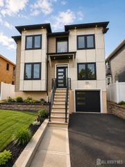 10 Charles Street, Edison, NJ 08820